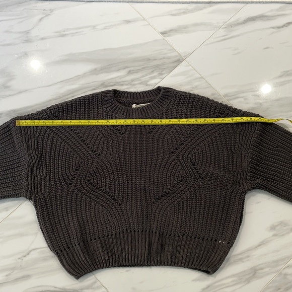 Beautiful Women’s Grey Oversized Sweater Size Small - Picture 8 of 17